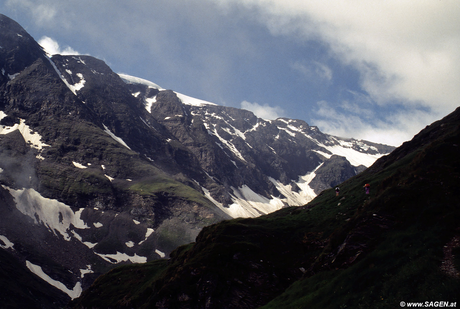 Beim Bergwandern in den Alpen