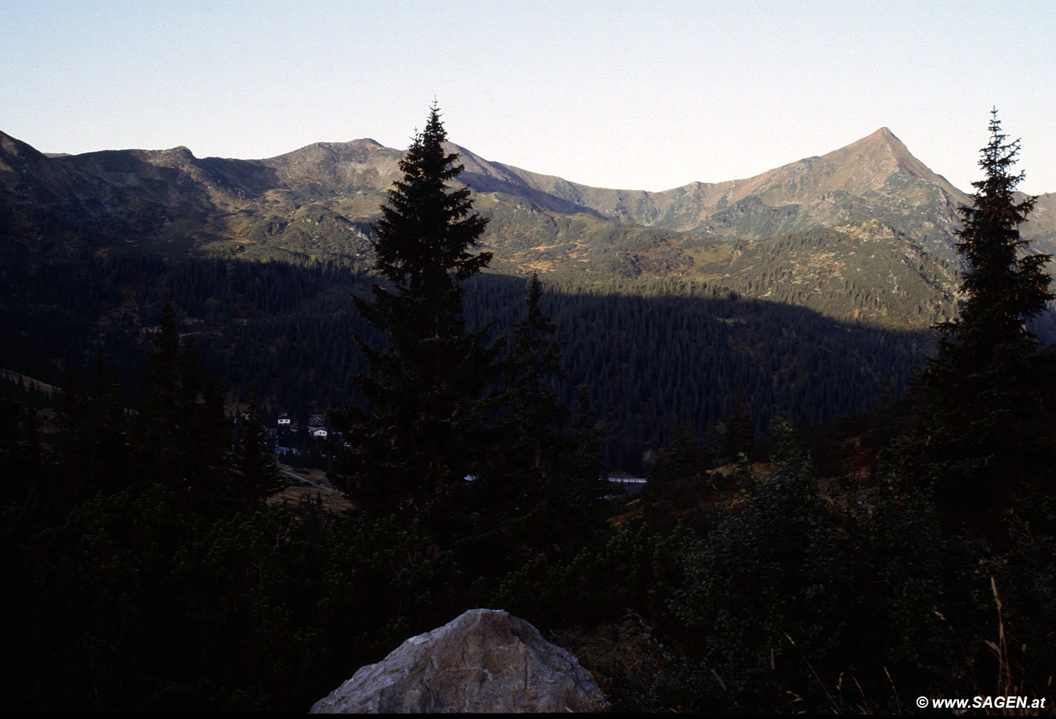 Beim Bergwandern in den Alpen