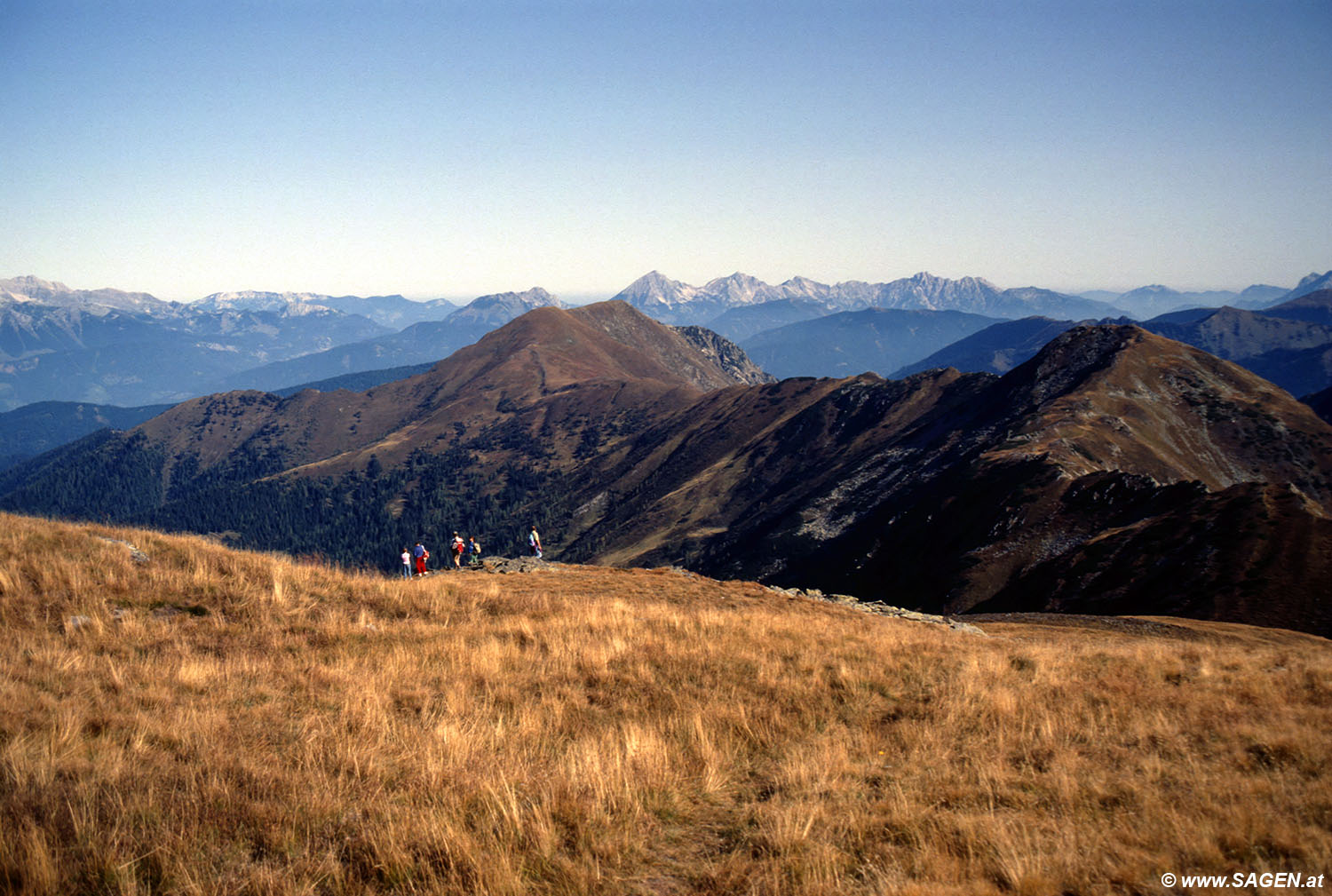 Beim Bergwandern in den Alpen