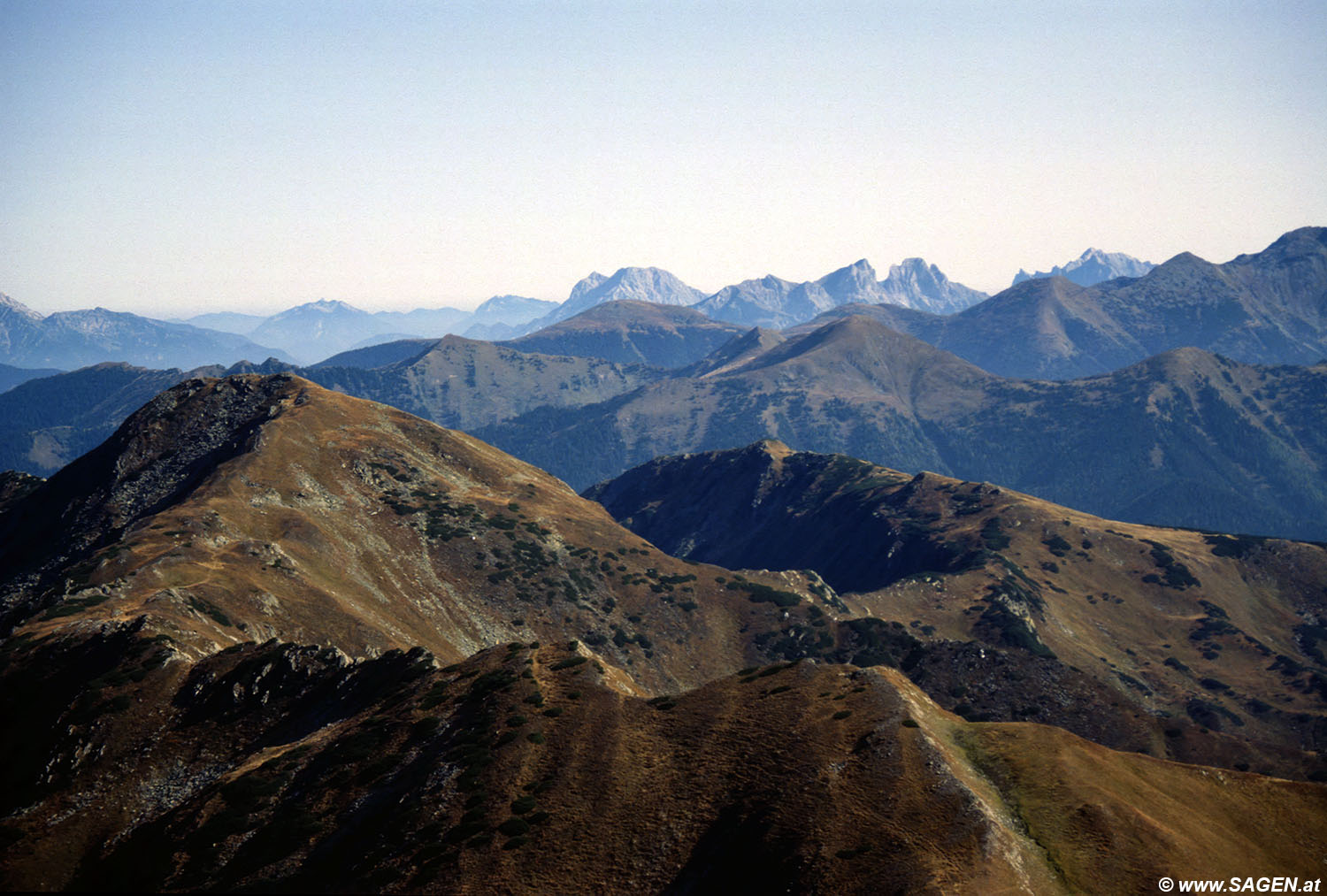 Beim Bergwandern in den Alpen