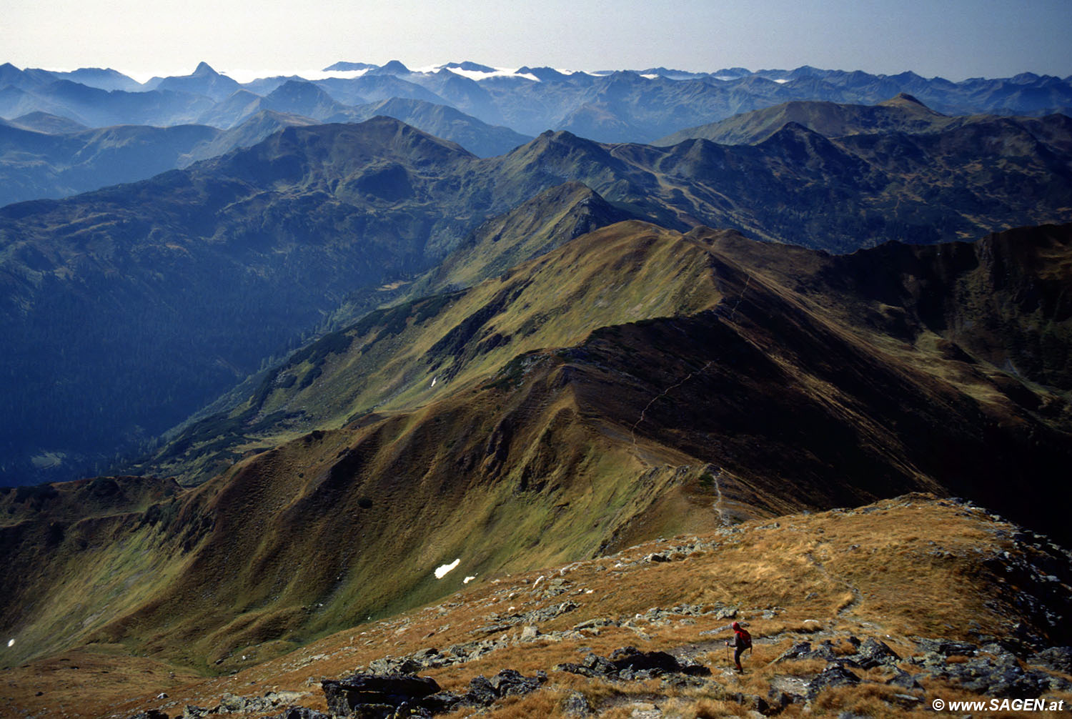 Beim Bergwandern in den Alpen