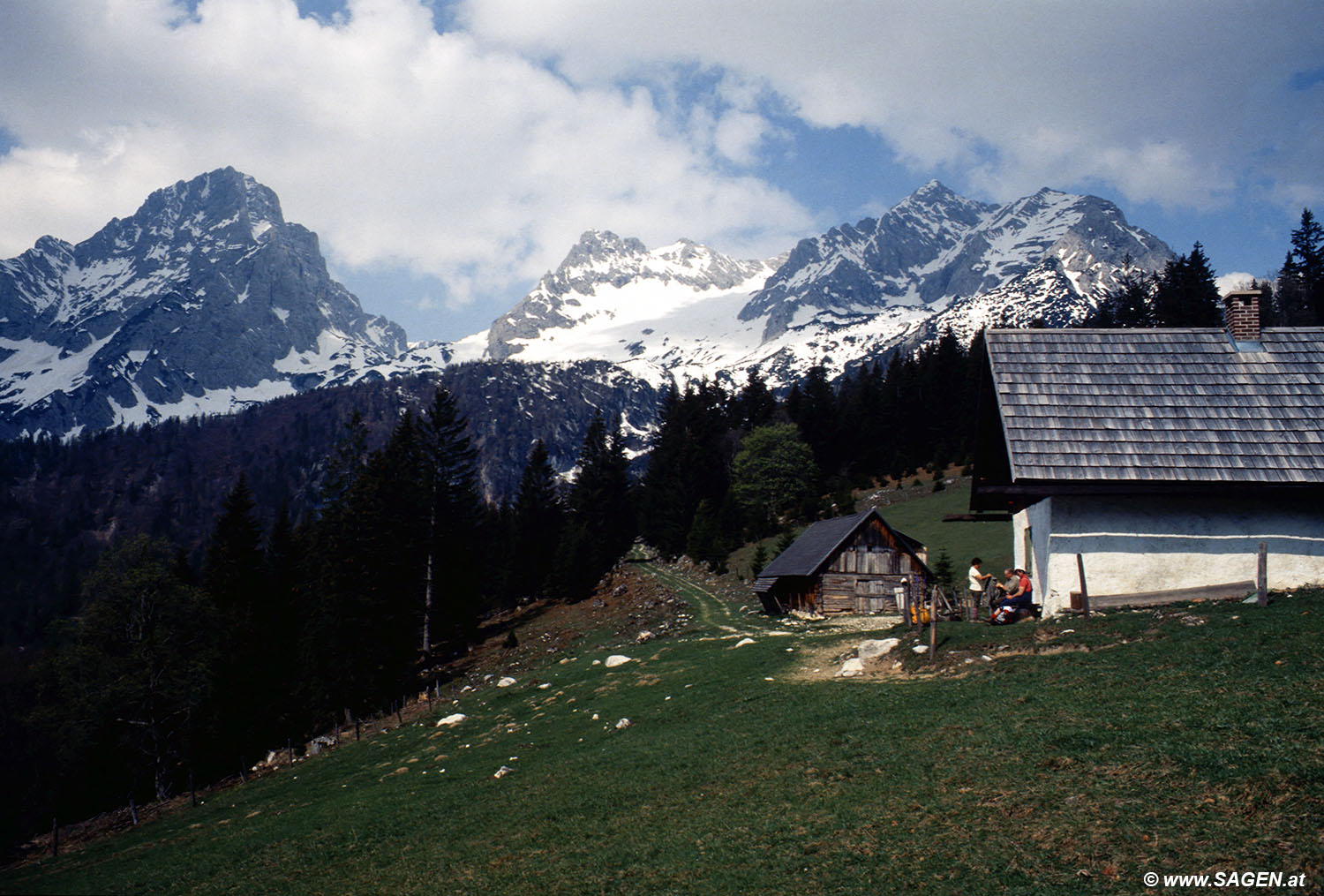 Beim Bergwandern in den Alpen