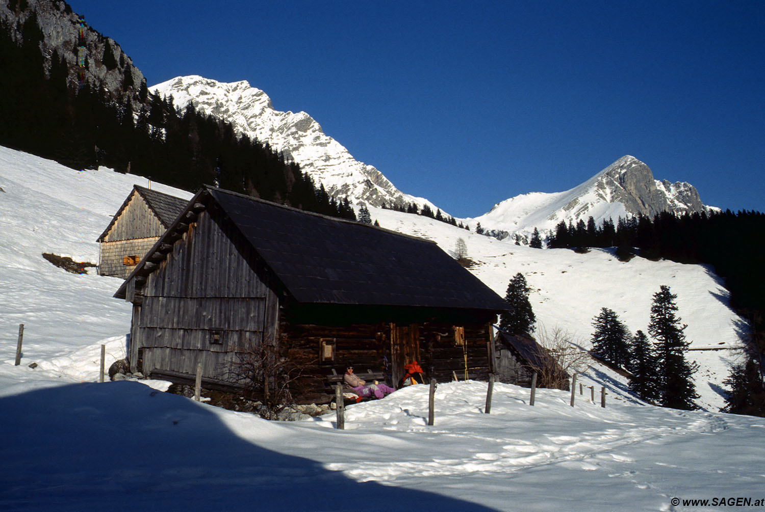 Beim Bergwandern in den Alpen