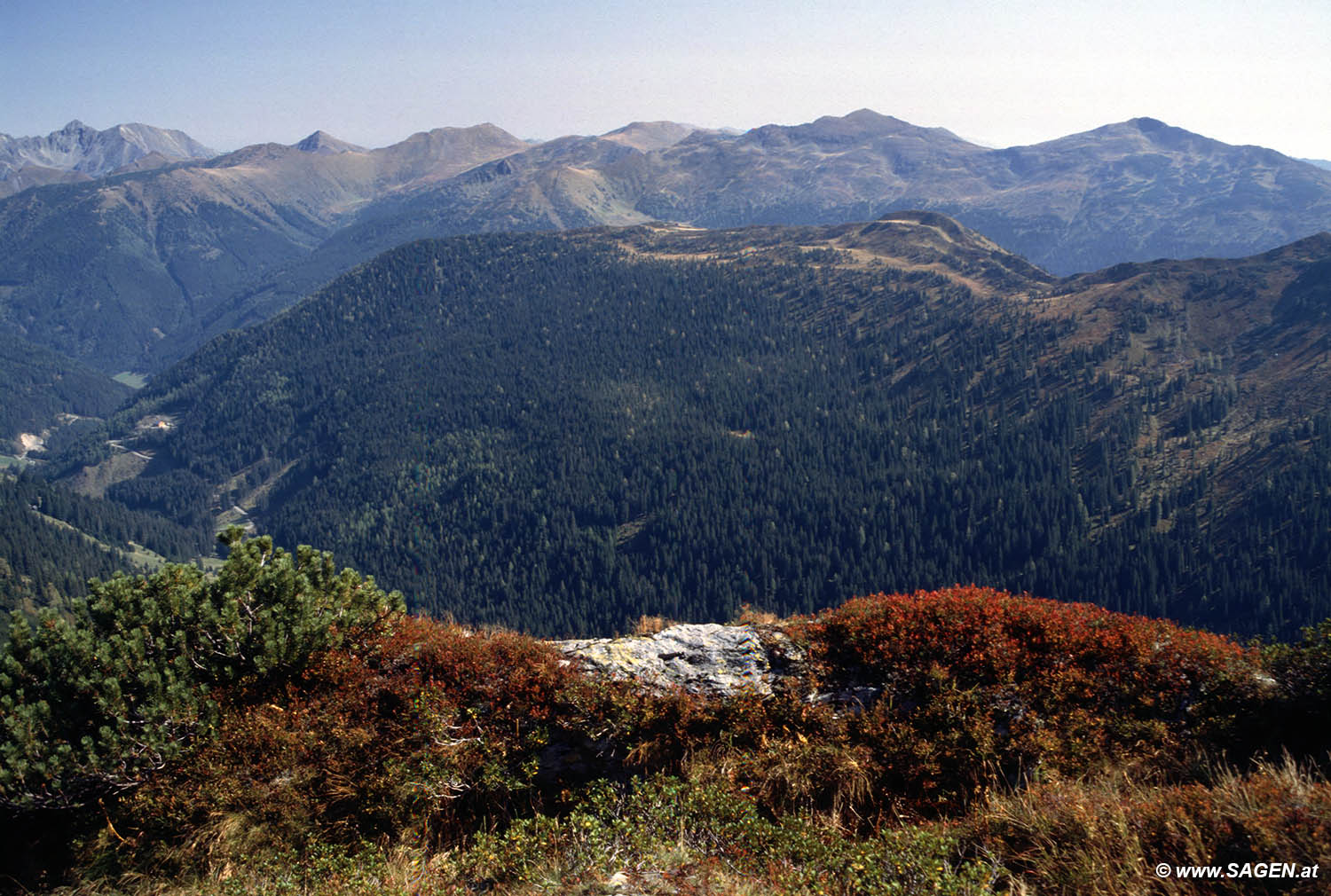 Beim Bergwandern in den Alpen