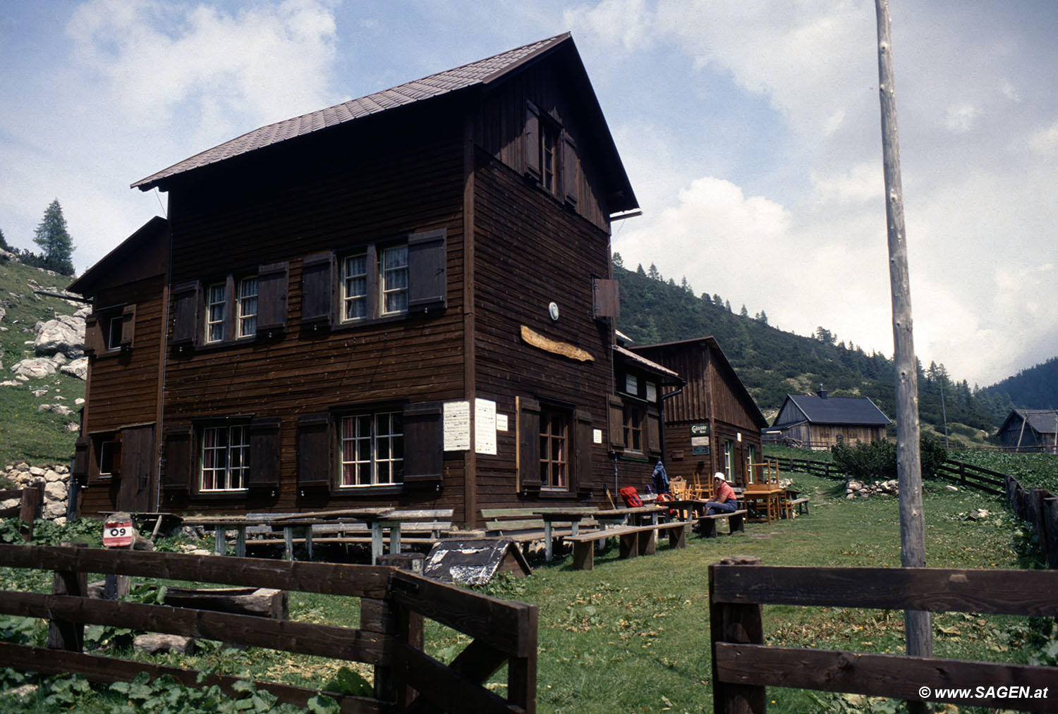 Beim Bergwandern in den Alpen