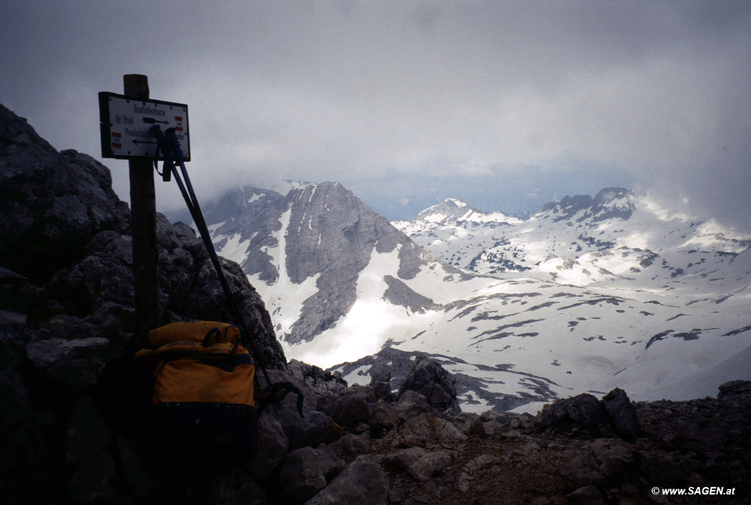 Beim Bergwandern in den Alpen