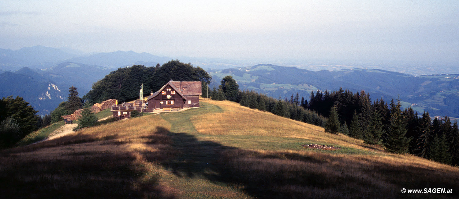 Beim Bergwandern in den Alpen