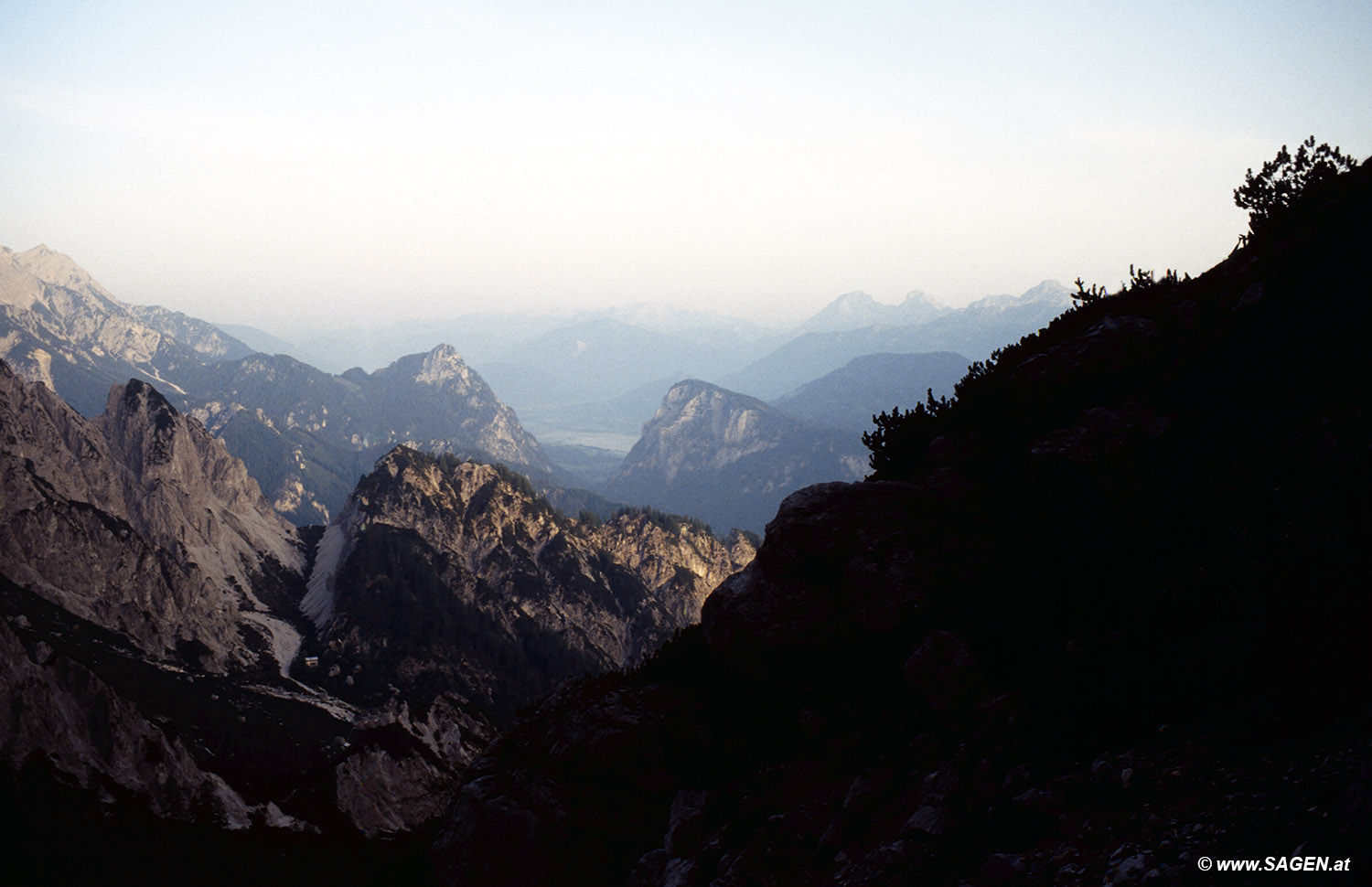 Beim Bergwandern in den Alpen