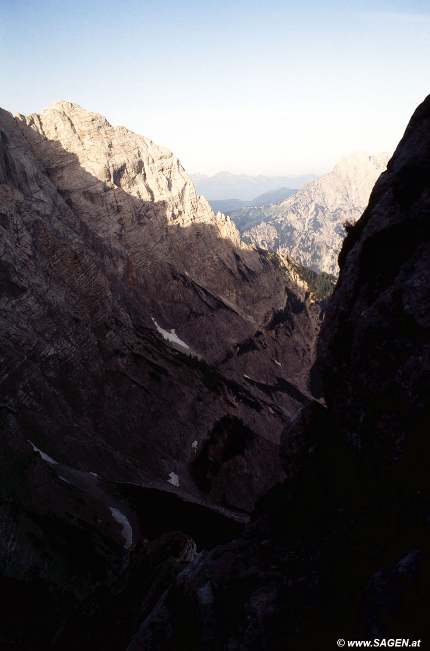 Beim Bergwandern in den Alpen