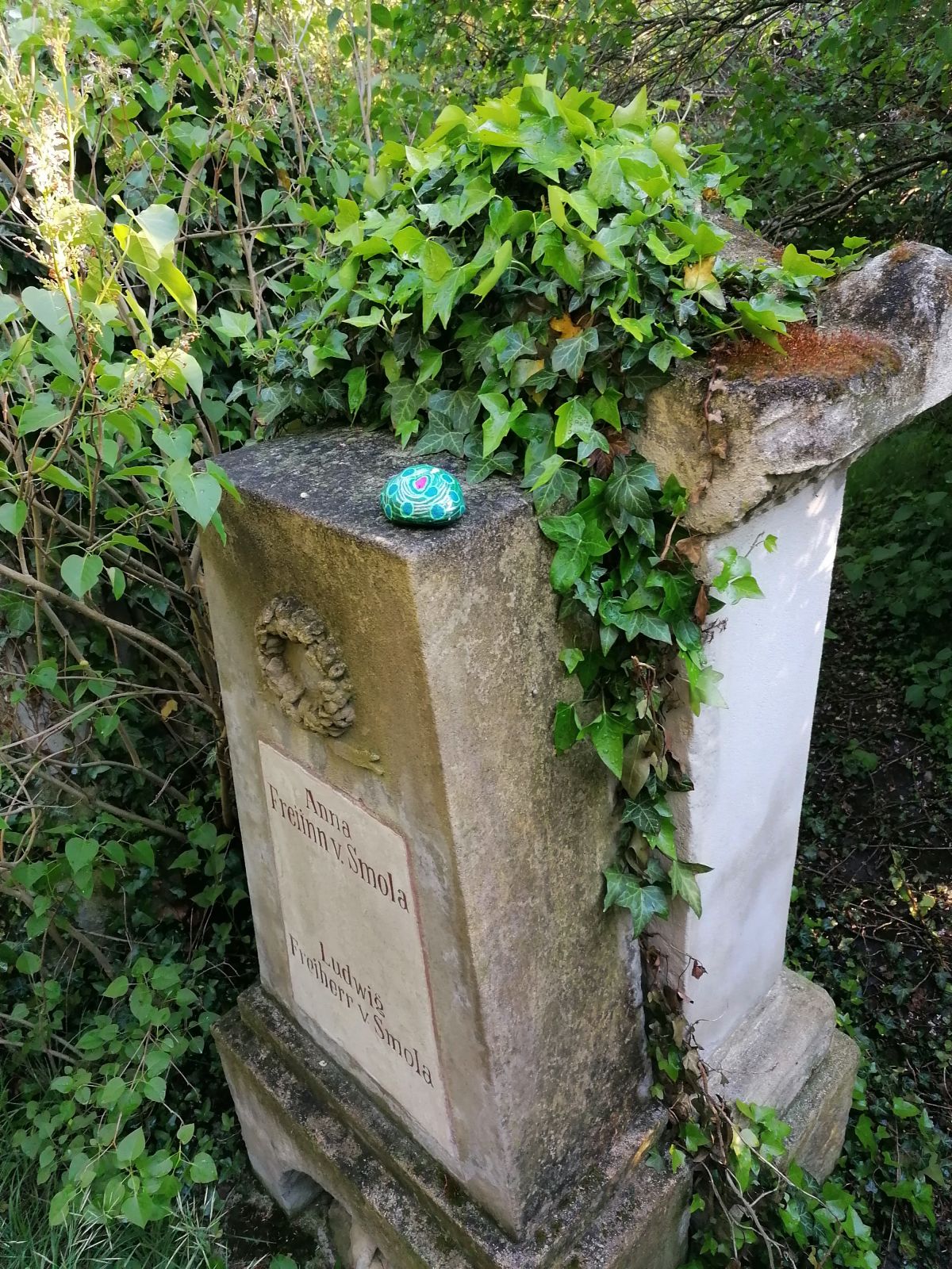 Bemalter Stein am Friedhof