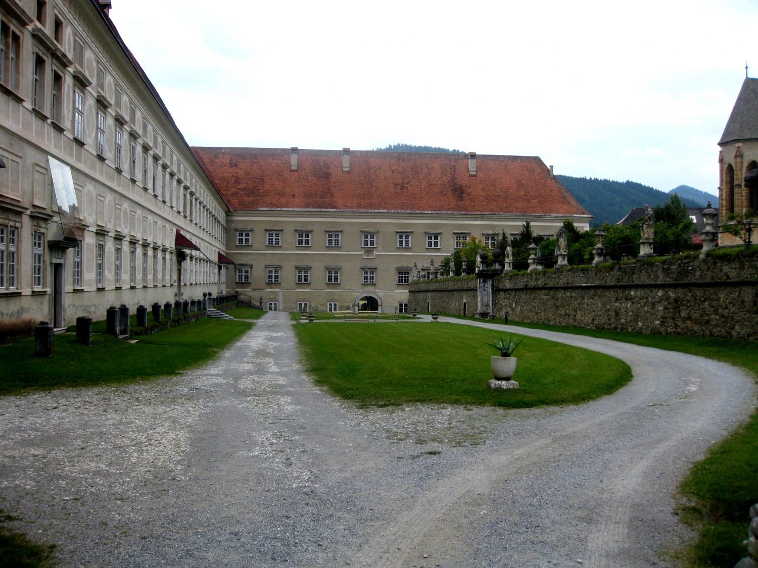 Benediktinerstift St. Lambrecht, Innenhof