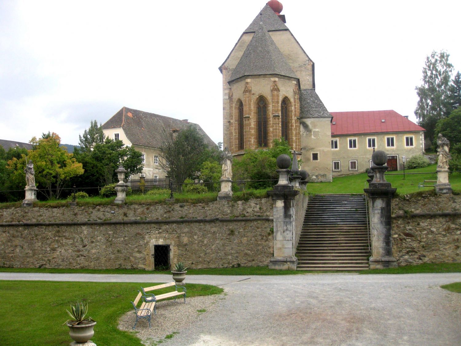 Benediktinerstift St. Lambrecht - mit Blick zur gotischen Peterskirche