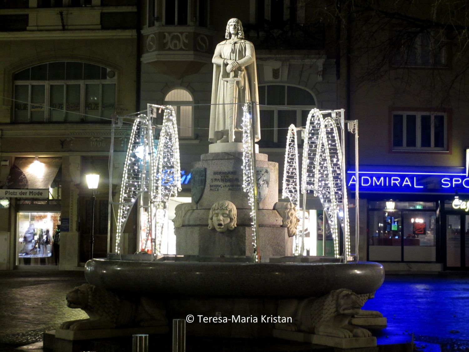 Bernhard von Spanheim Brunnen  mit Weihnachtsbeleuchtung in Klagenfurt