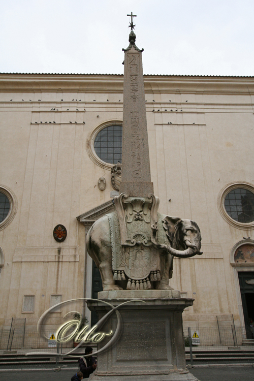 Berninis Elefant mit Obelisk in Rom