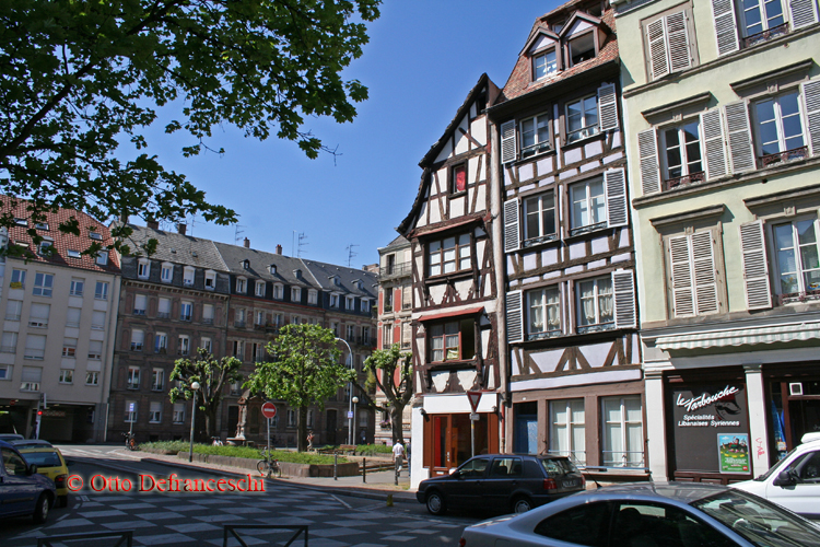 Blick auf Fachwerkbauten in Straßburg