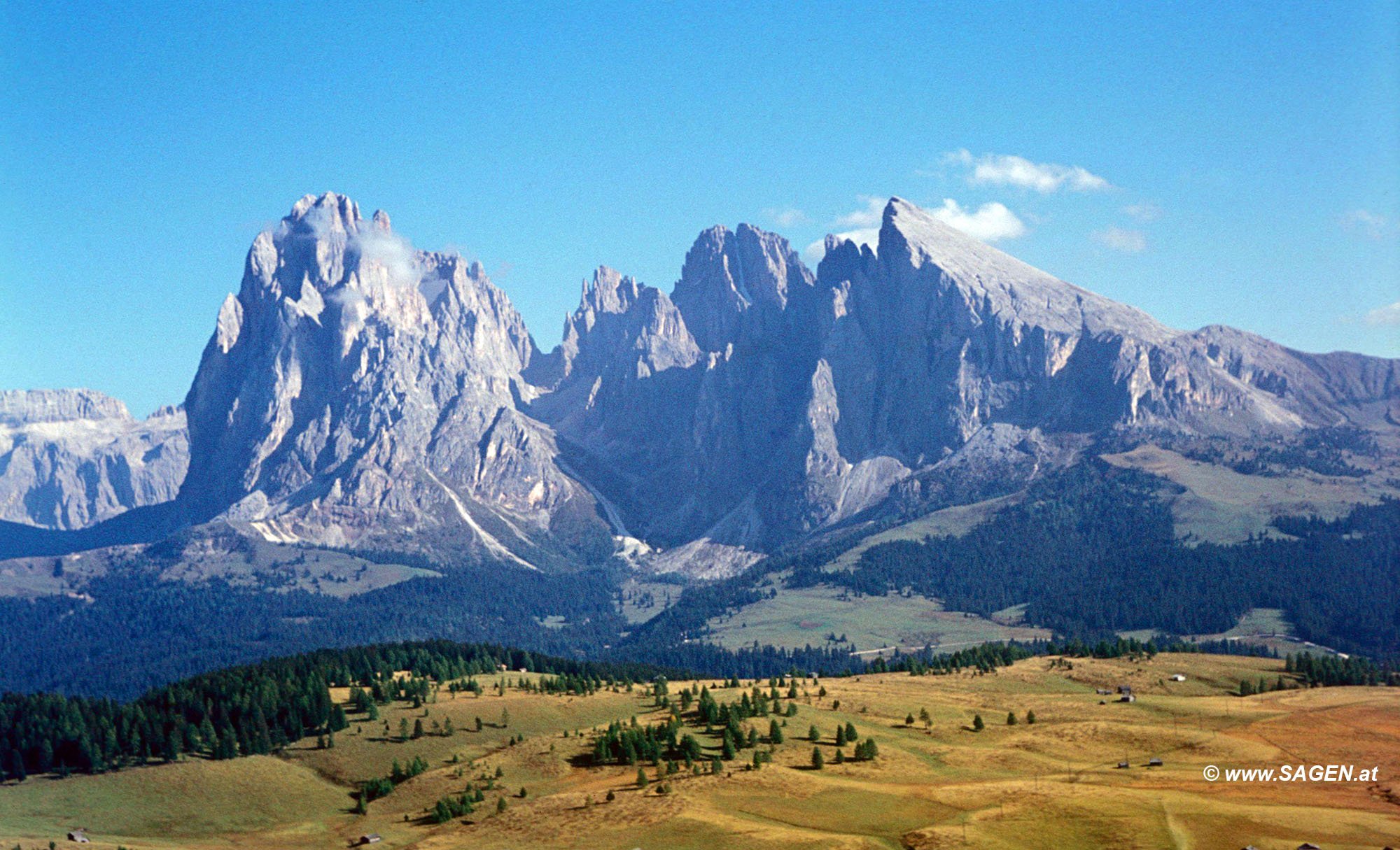 Blick auf Langkofel und Plattkofel mit der Seiser Alm