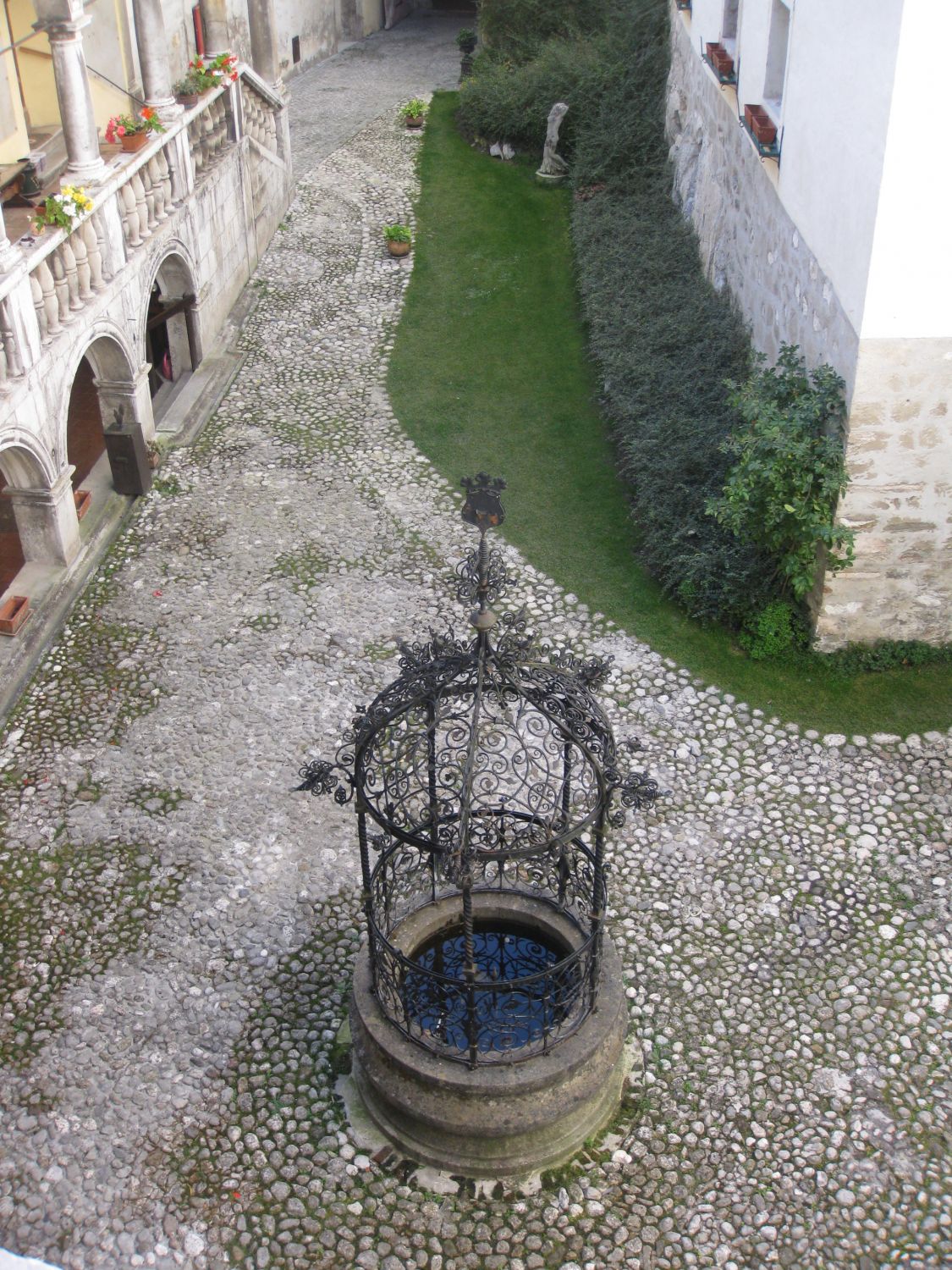 Blick in den Innenhof, Burg Strechau