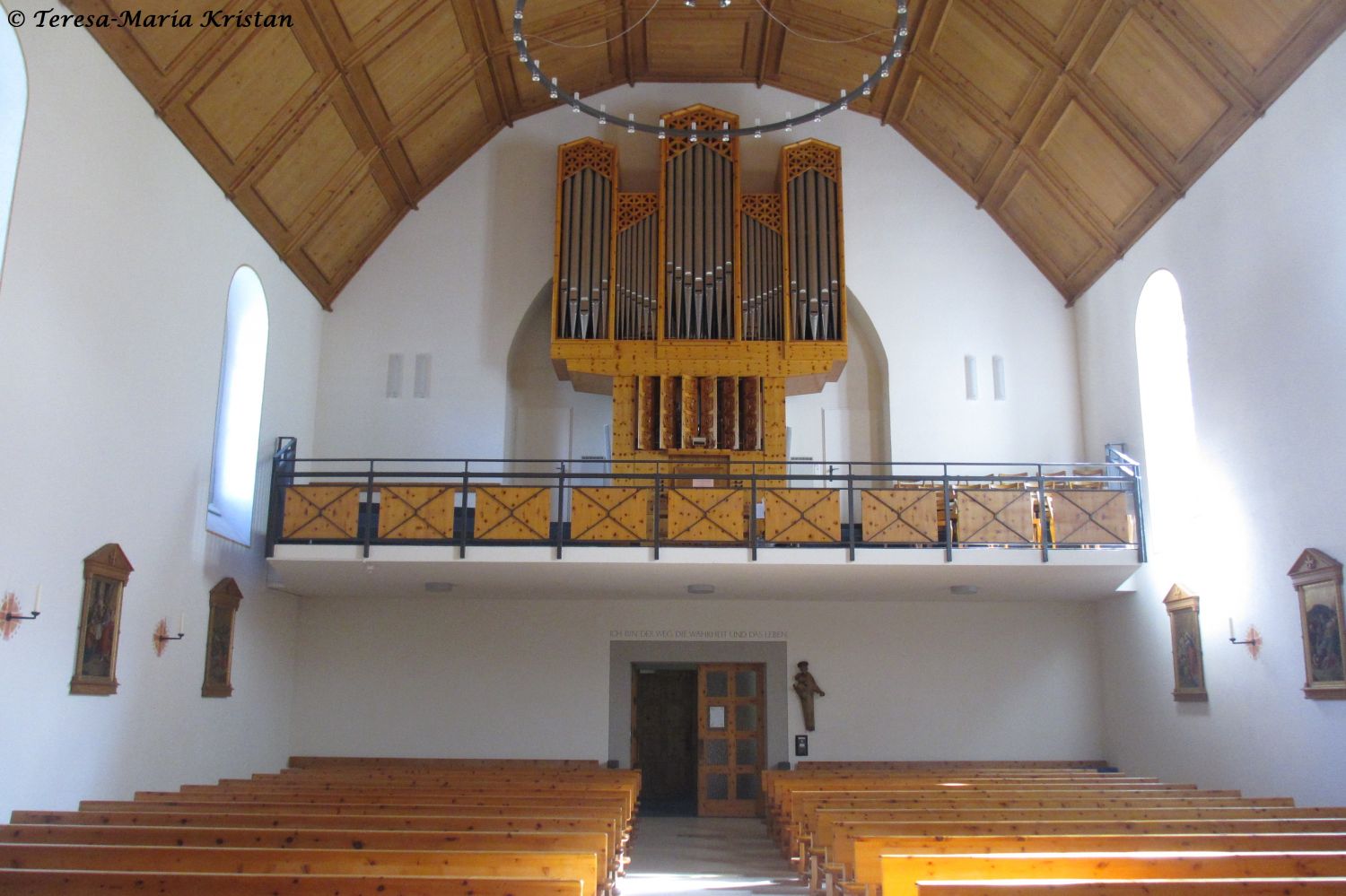 Blick in den Kirchenraum und zur Orgel, Marienkirche Davos