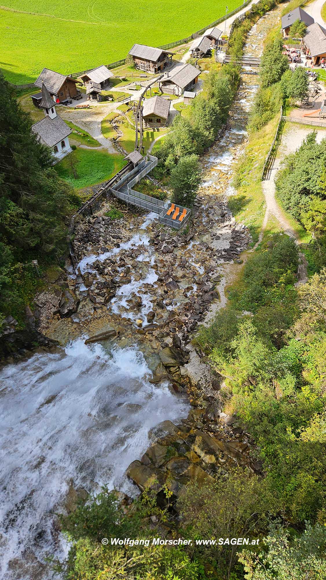 Blick vom Sandeswasserfall auf das Mühlendorf Gschnitz