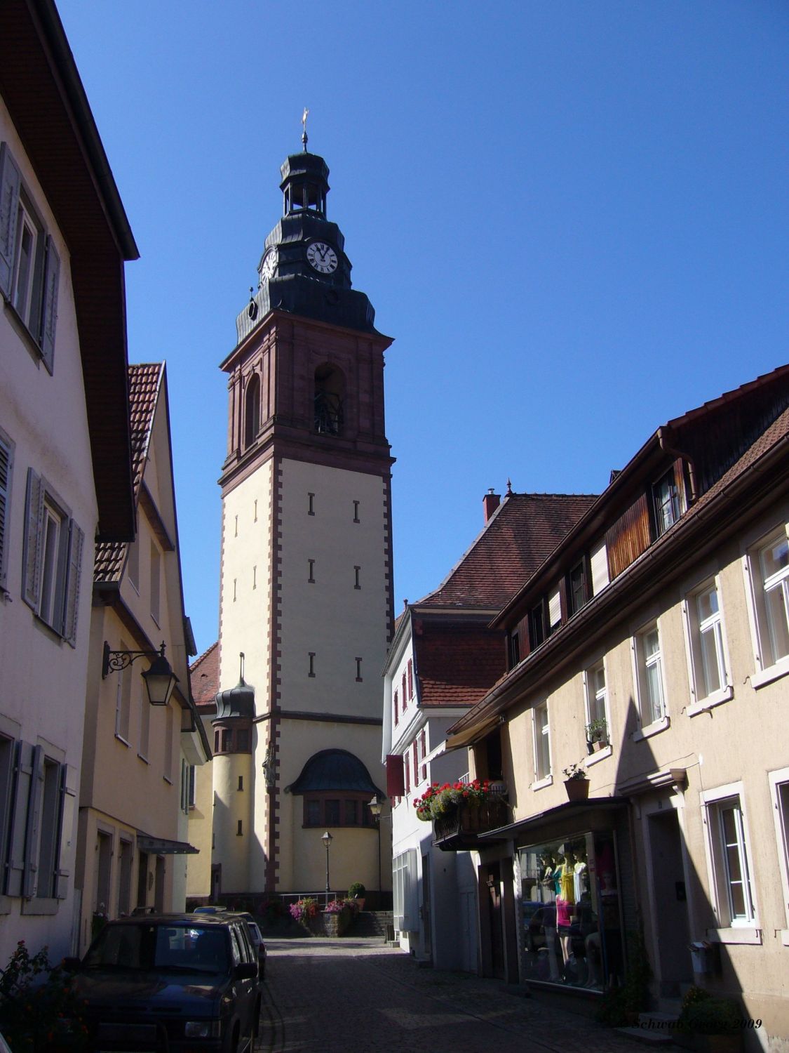 Blick von der Kirchgasse aus auf den Kirchturm