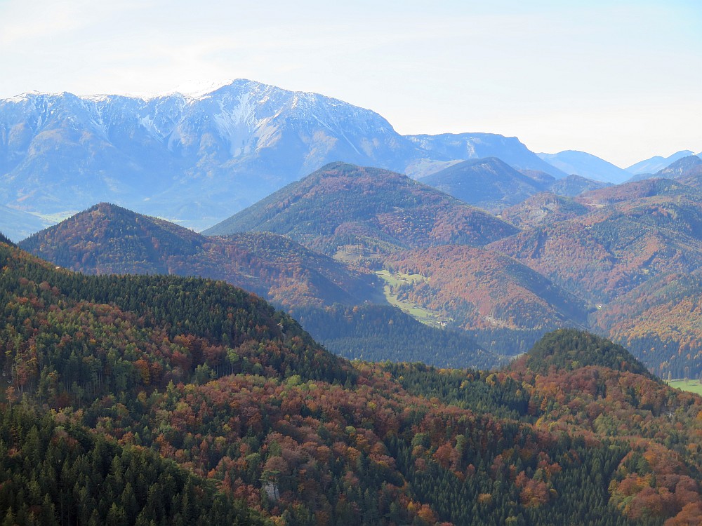 Blick von der Kleinen Kanzel auf der Hohen Wand zum Schneeberg