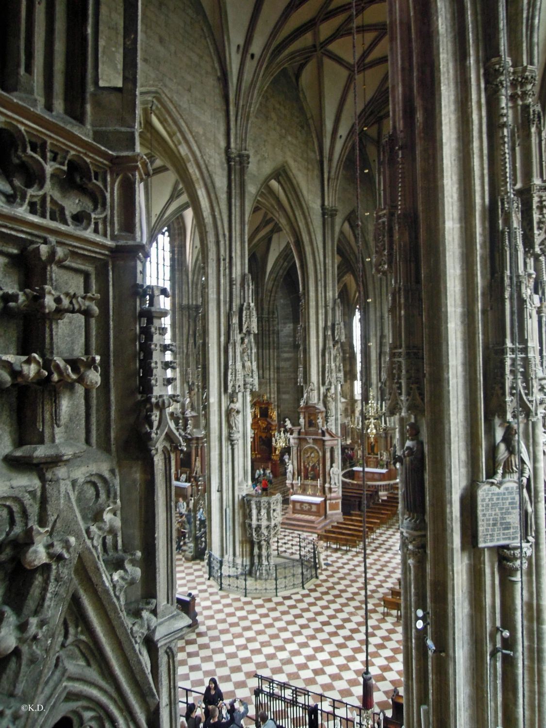 Blick von der Westempore in den Wiener Stephandsdom