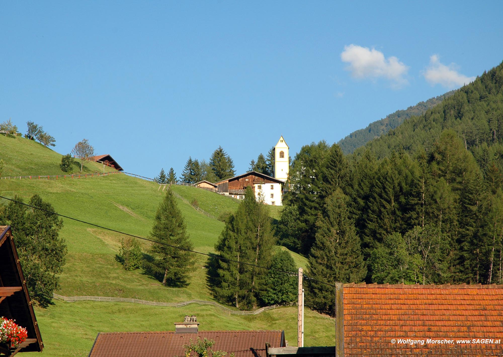 Blick von Mühlen zur Burgruine Aufenstein