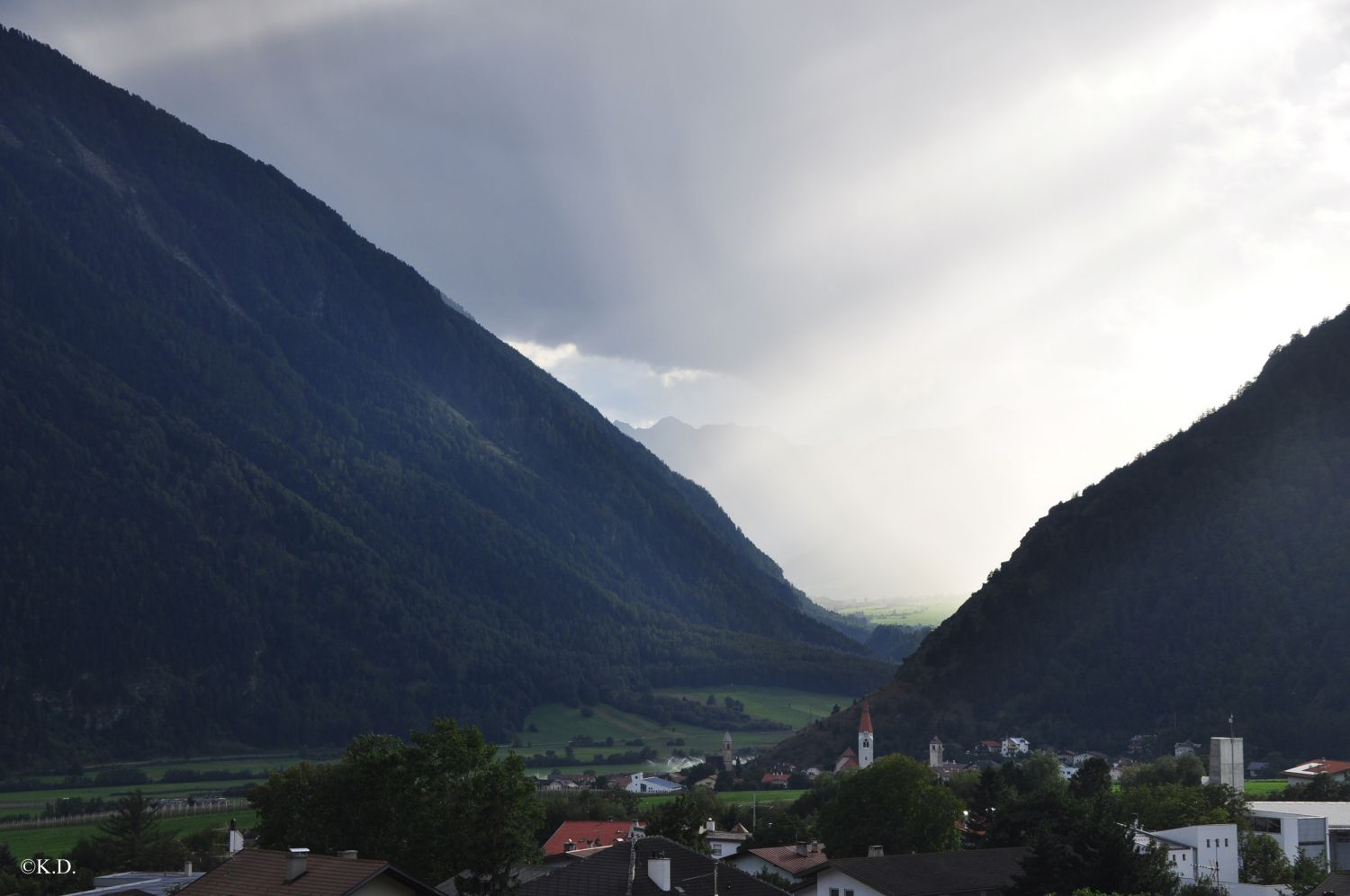 Blick von Mals Richtung Taufers und Müstäir auf eine Regenwand