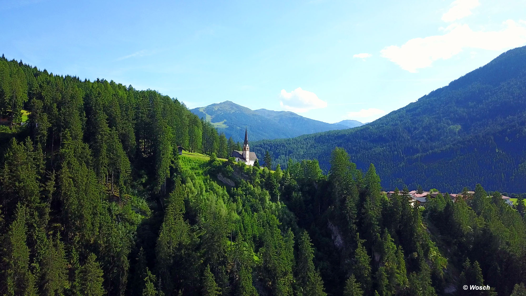 Blick von Navis St. Katherina zur Kirche hl. Ulrich Tienzens