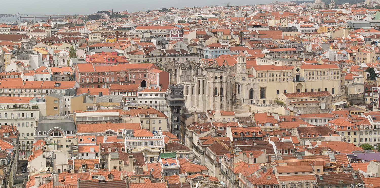 Blick zum Elevador de Santa Justa von der Burg