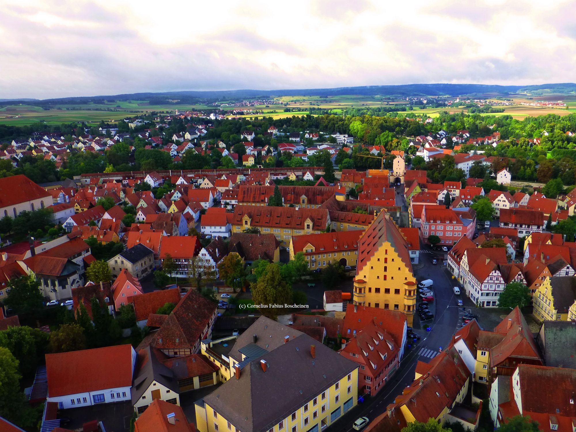 Blicke in das Kulturland über die historischen Dächer Nördlingens.