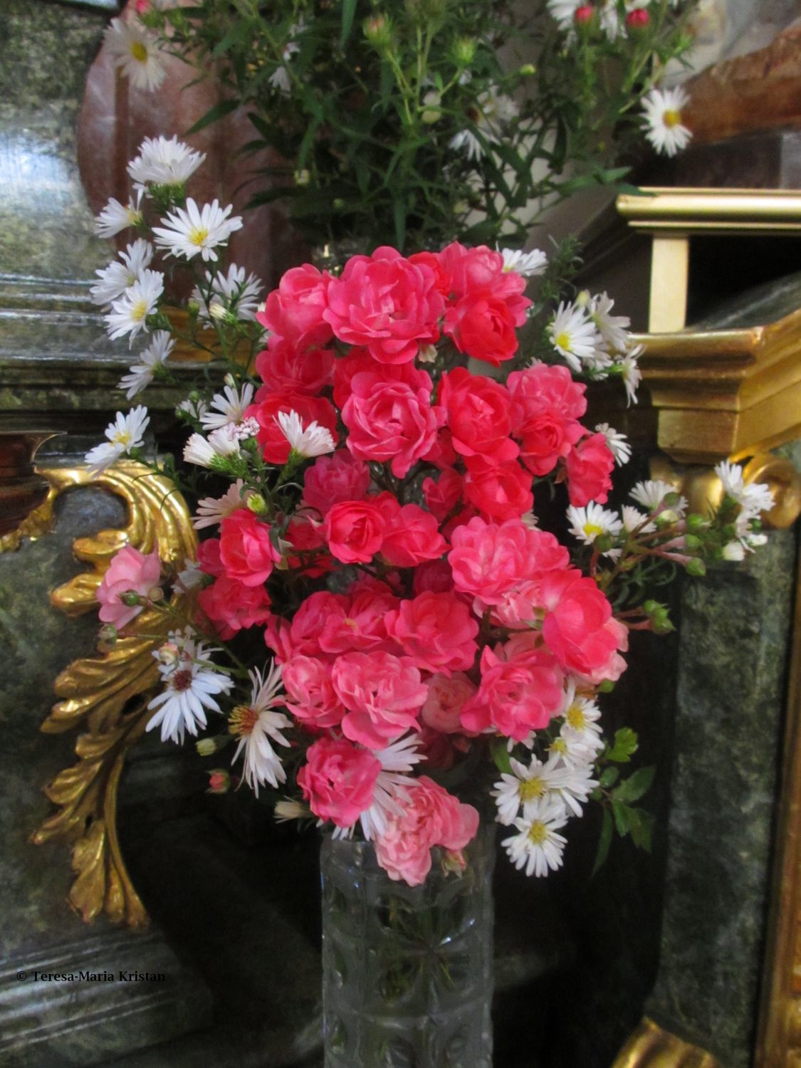 Blumenschmuck- Marienaltar Wallfahrtskirche Maria Raisenmarkt