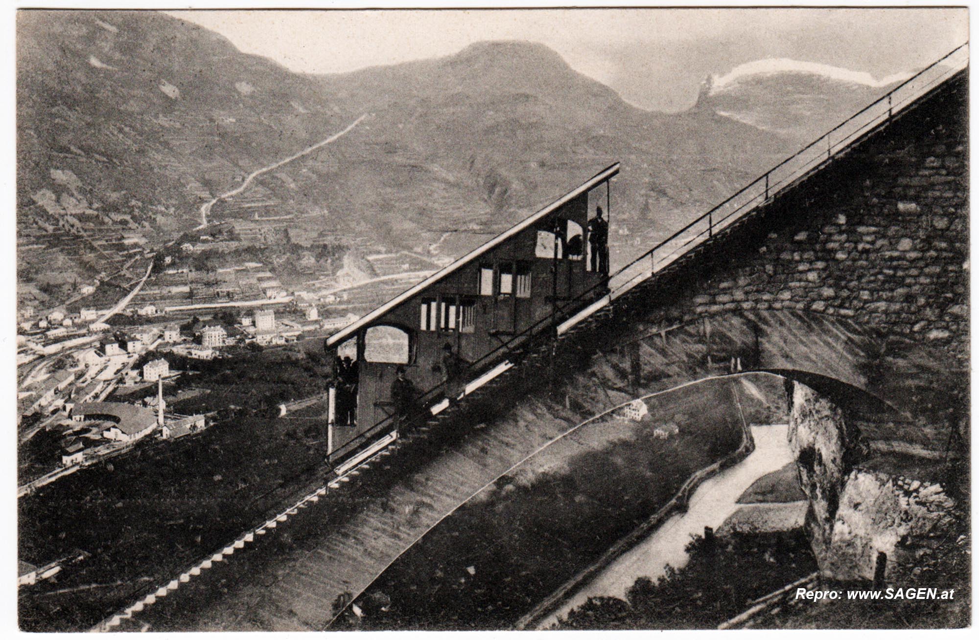 Bozen. Viadukt der Virglbahn mit Schlern.