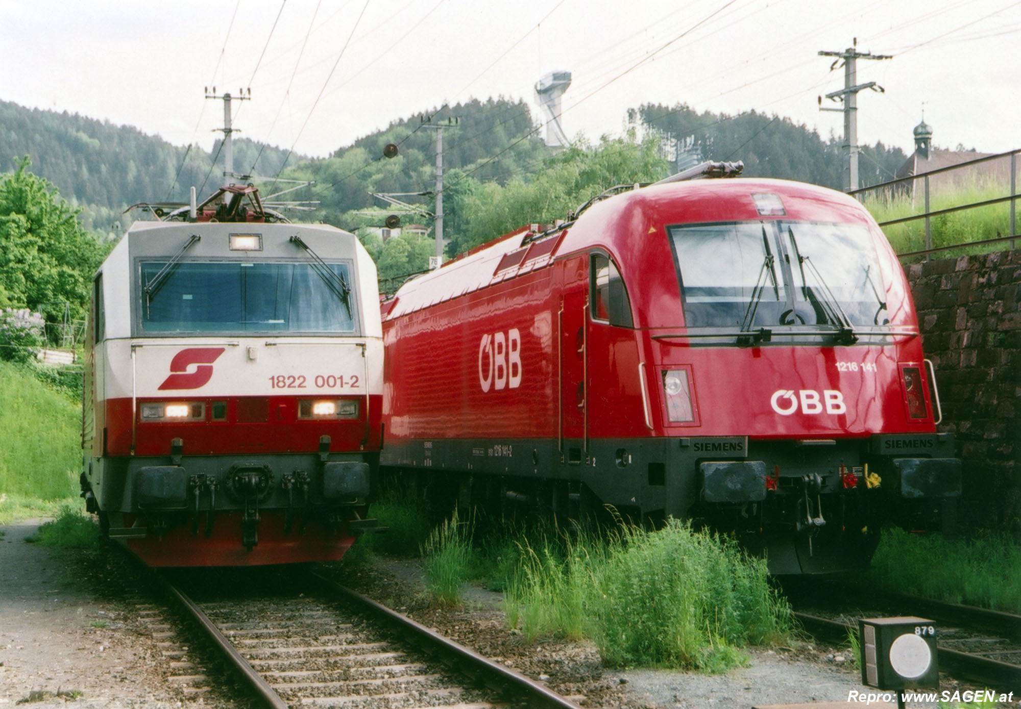 Brennerlok 1822 und Lokomotive 1216 am Bahnhof Innsbruck