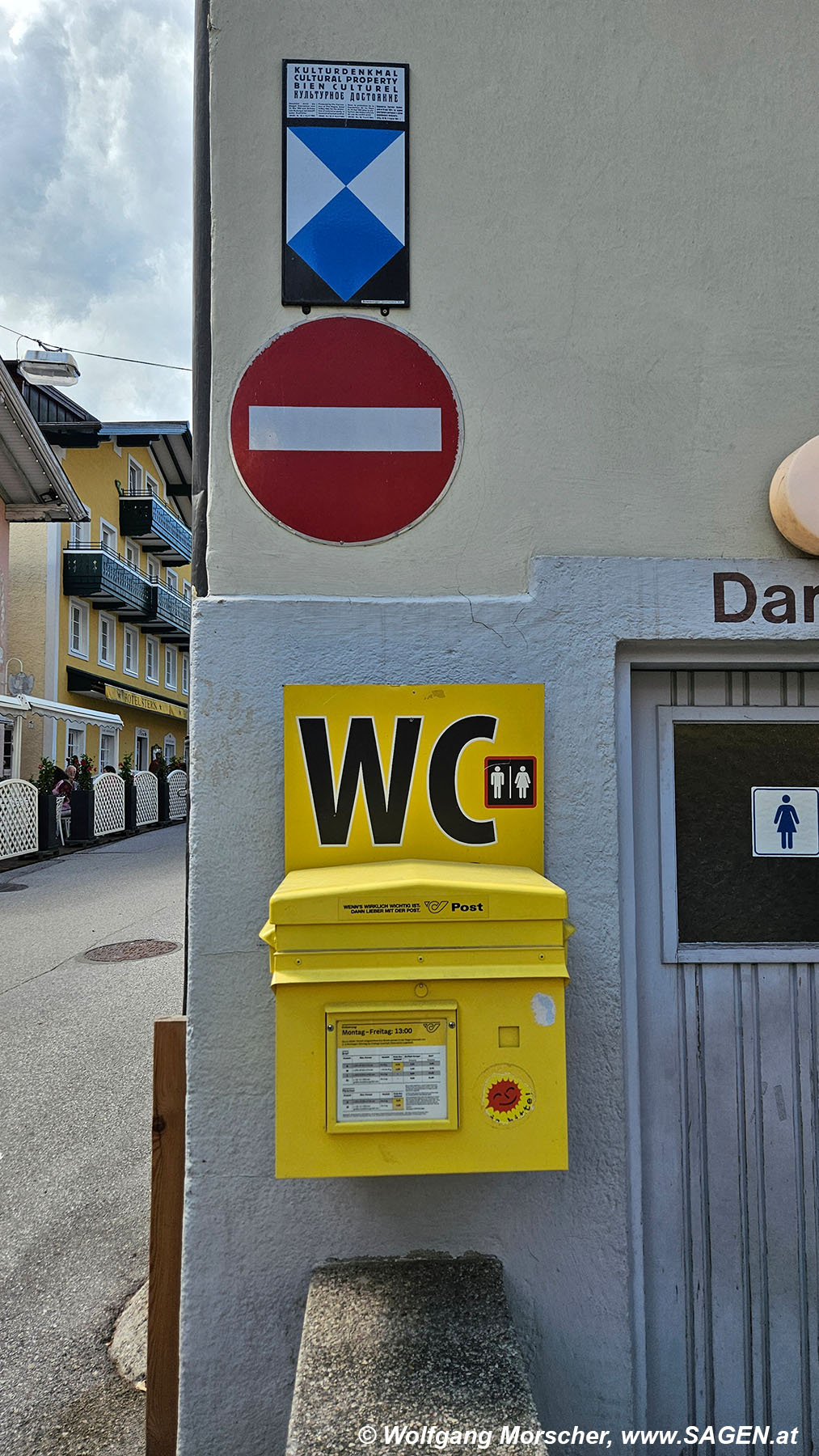 Briefkasten mit WC-Schild