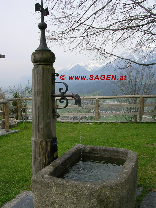 Brunnen bei der alten Pfarrkirche St. Petrus in Weerberg, Tirol