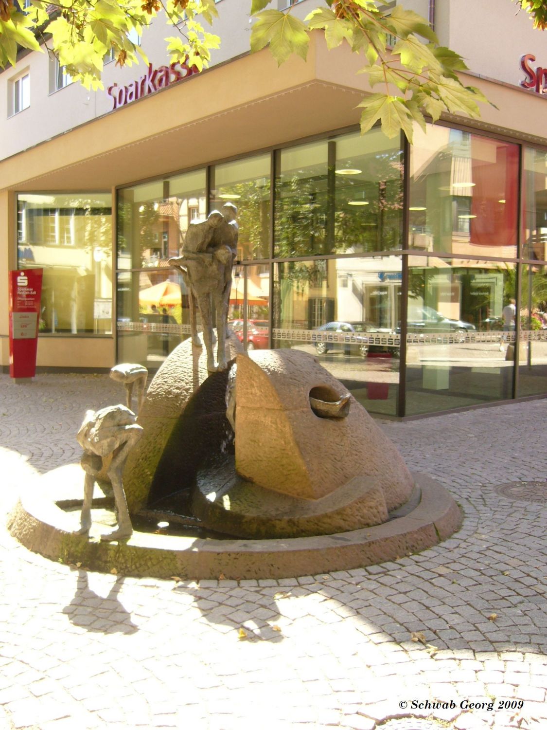 Brunnen in Haslach vor der Sparkasse