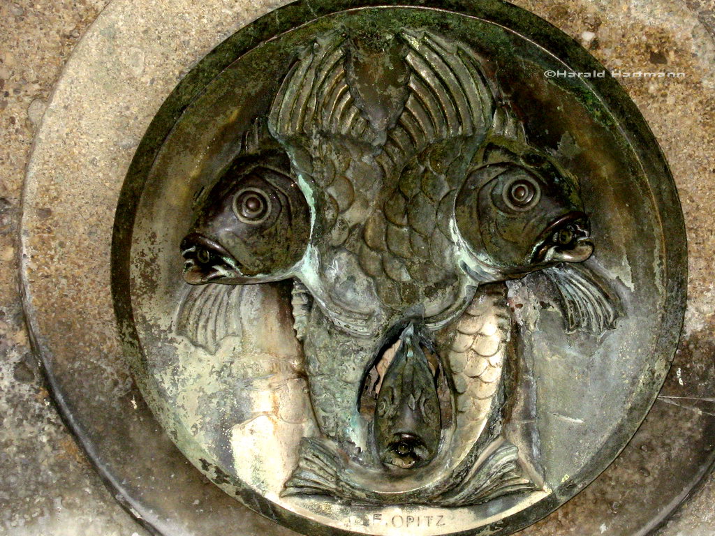 Brunnen mit Fischrelief, Kahlenberg