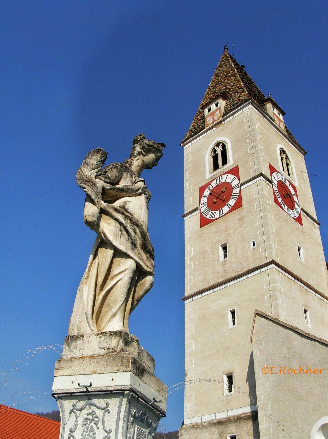 Brunnen und Kirchturm