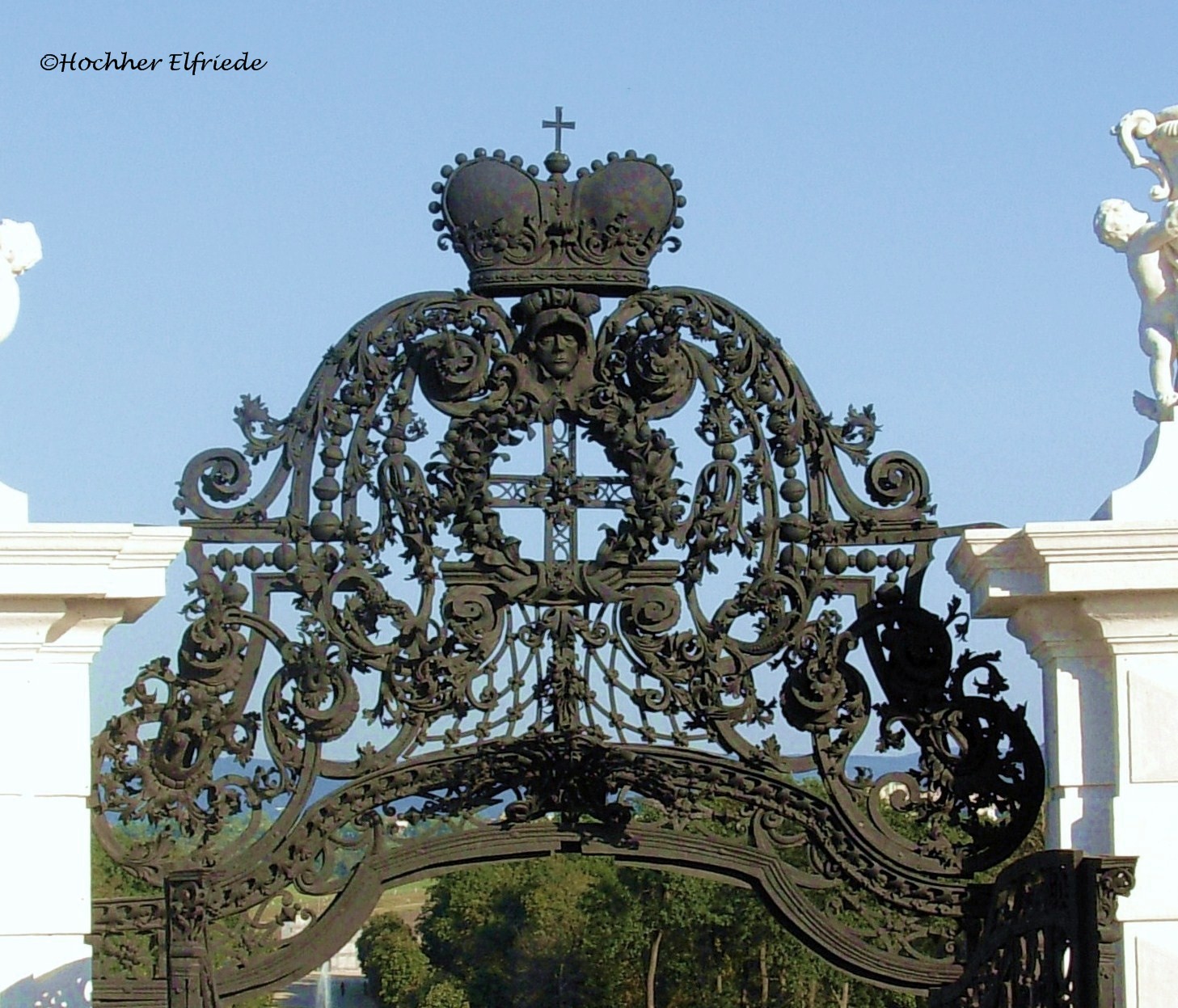 Brunnengrottentor im Schloss Hof