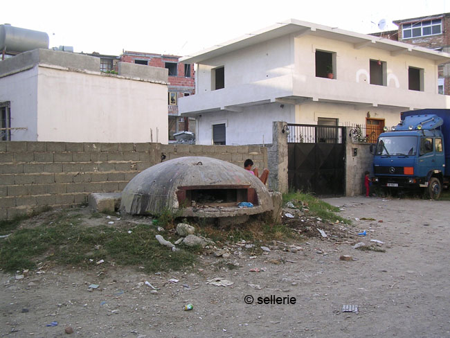 Bunker mitten im Wohngebiet in Durres