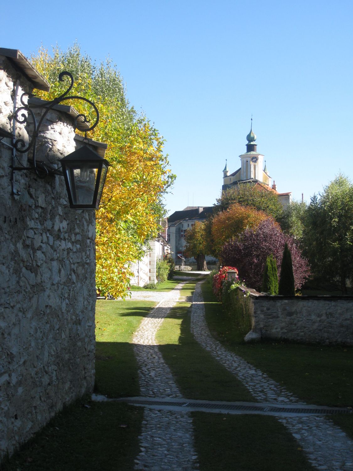 Burg Strechau- Weg im Burgareal