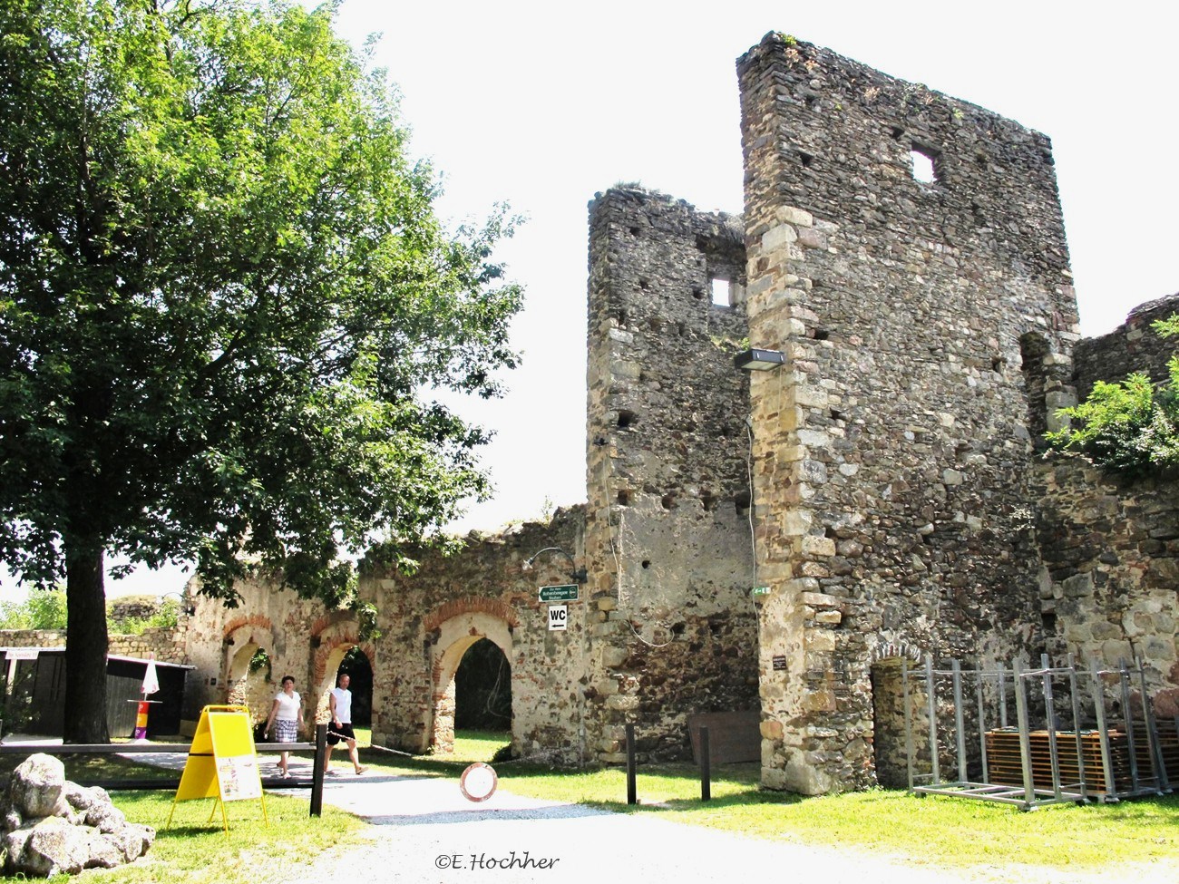 Burghof der Burgruine Thunau bei Gars/Kamp