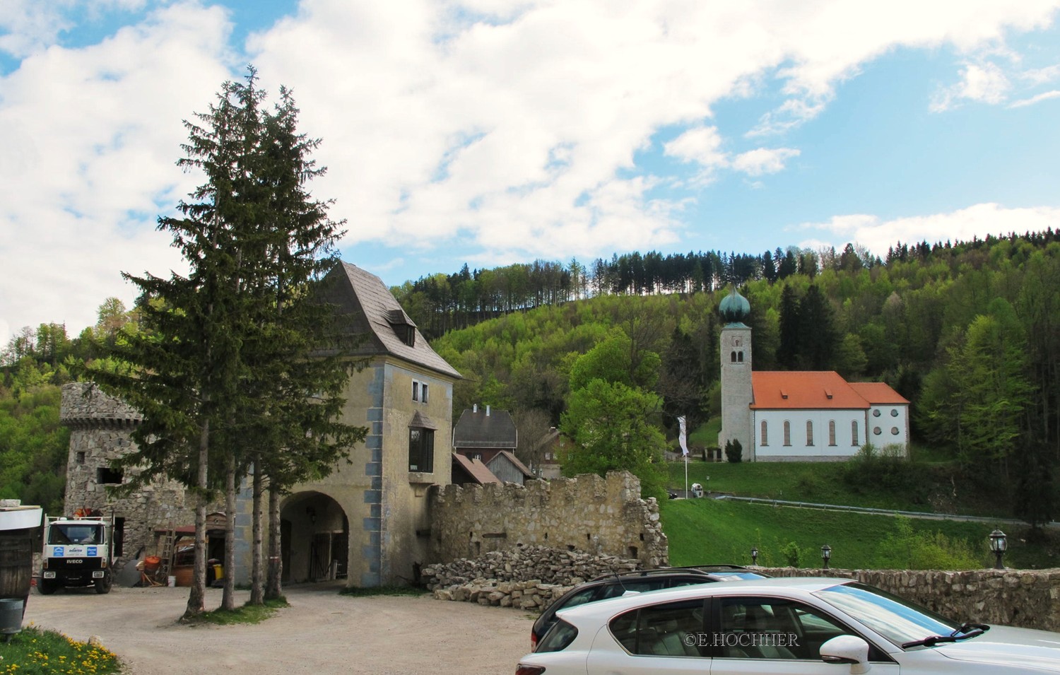 Burghof mit Ringmauer der Burg Plankenstein bei Texing