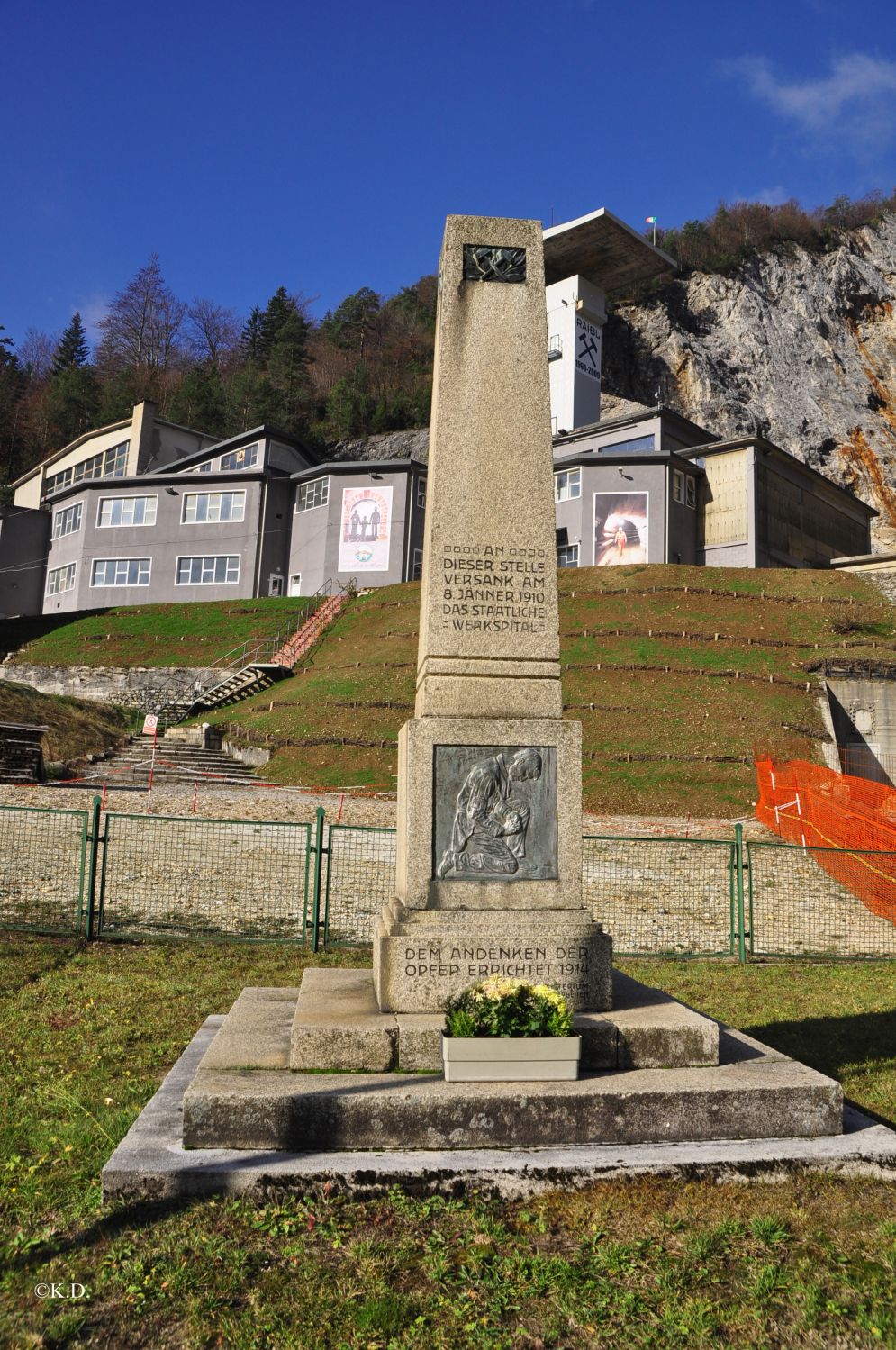 Cave del Predil - Denkmal zu Erinnerung an das Unglück 1910