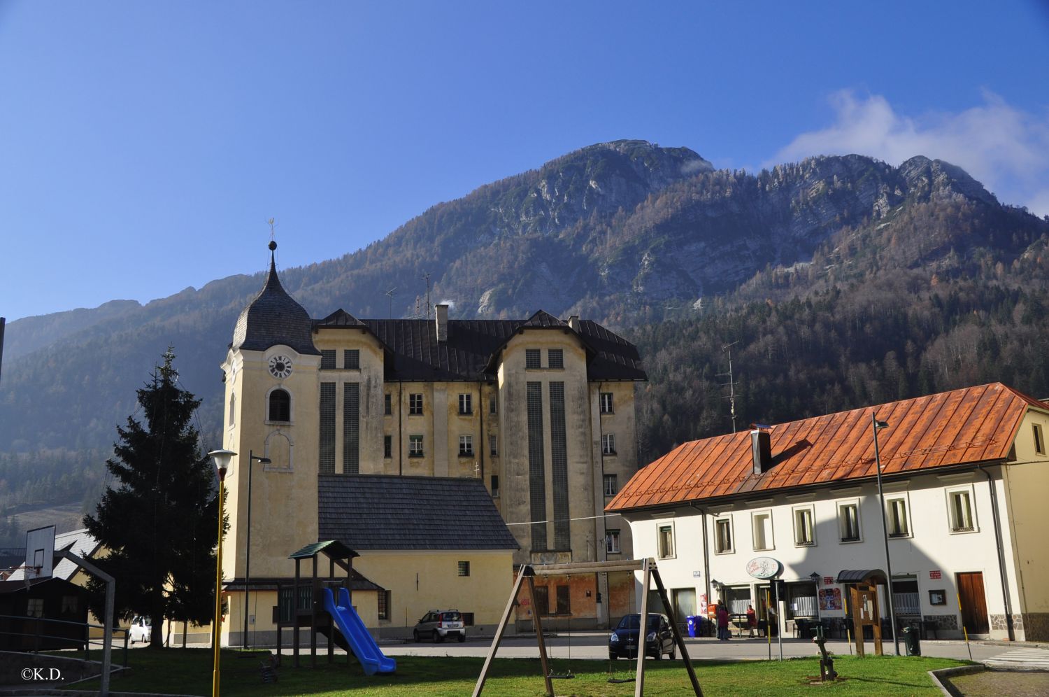 Cave del Predil - Raibl (Italien): Kirche mit sie überragende Arbeiterwohnh