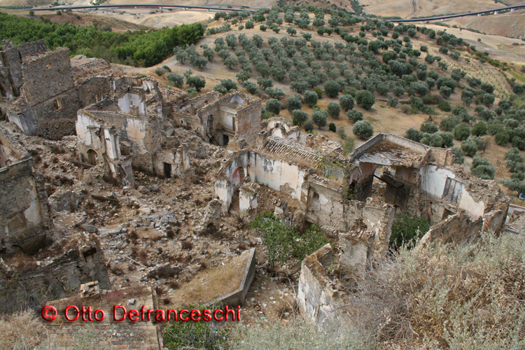 Craco (Geisterstadt in der Provinz Matera/Basilicata/Italien).