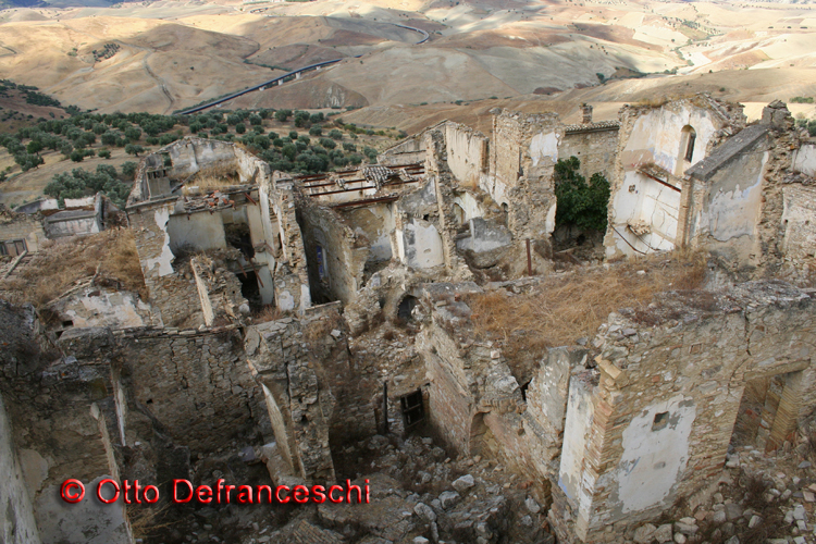 Craco (Geisterstadt in der Provinz Matera/Basilicata/Italien).