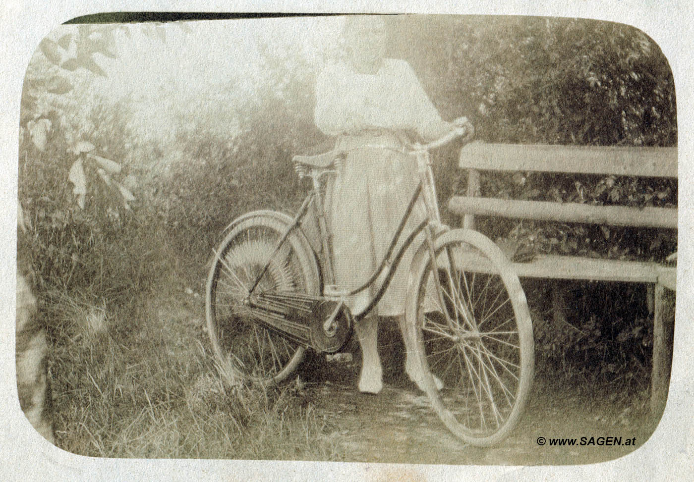 Dame mit Fahrrad