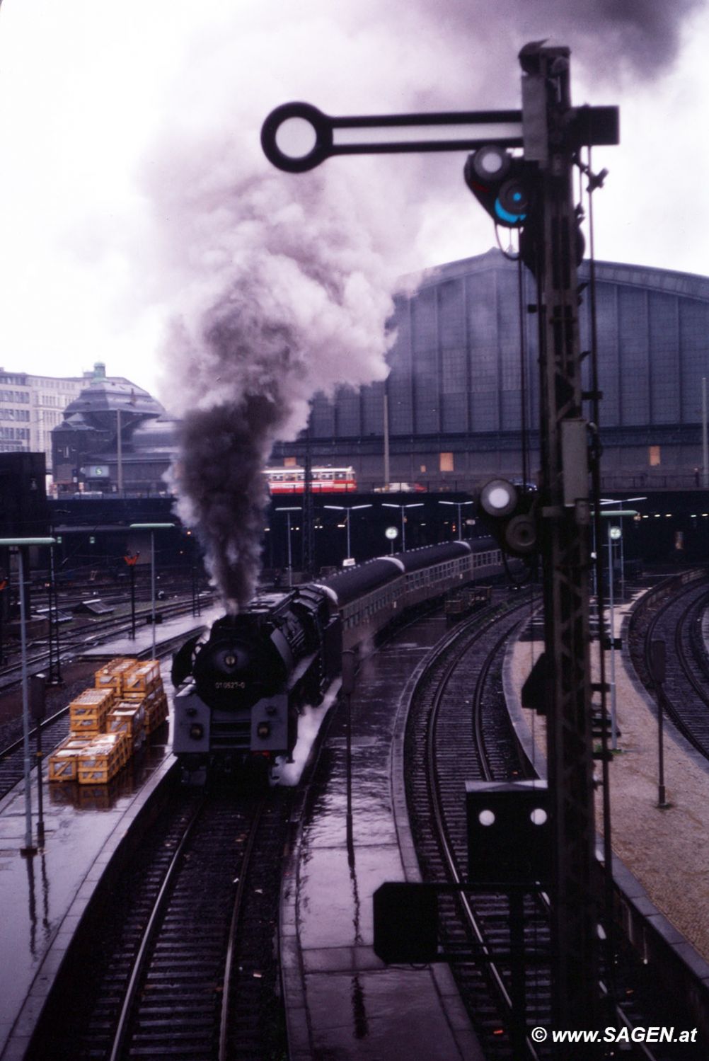 Dampflokomotive "01.0527-0" Ausfahrt Bahnhof Hamburg